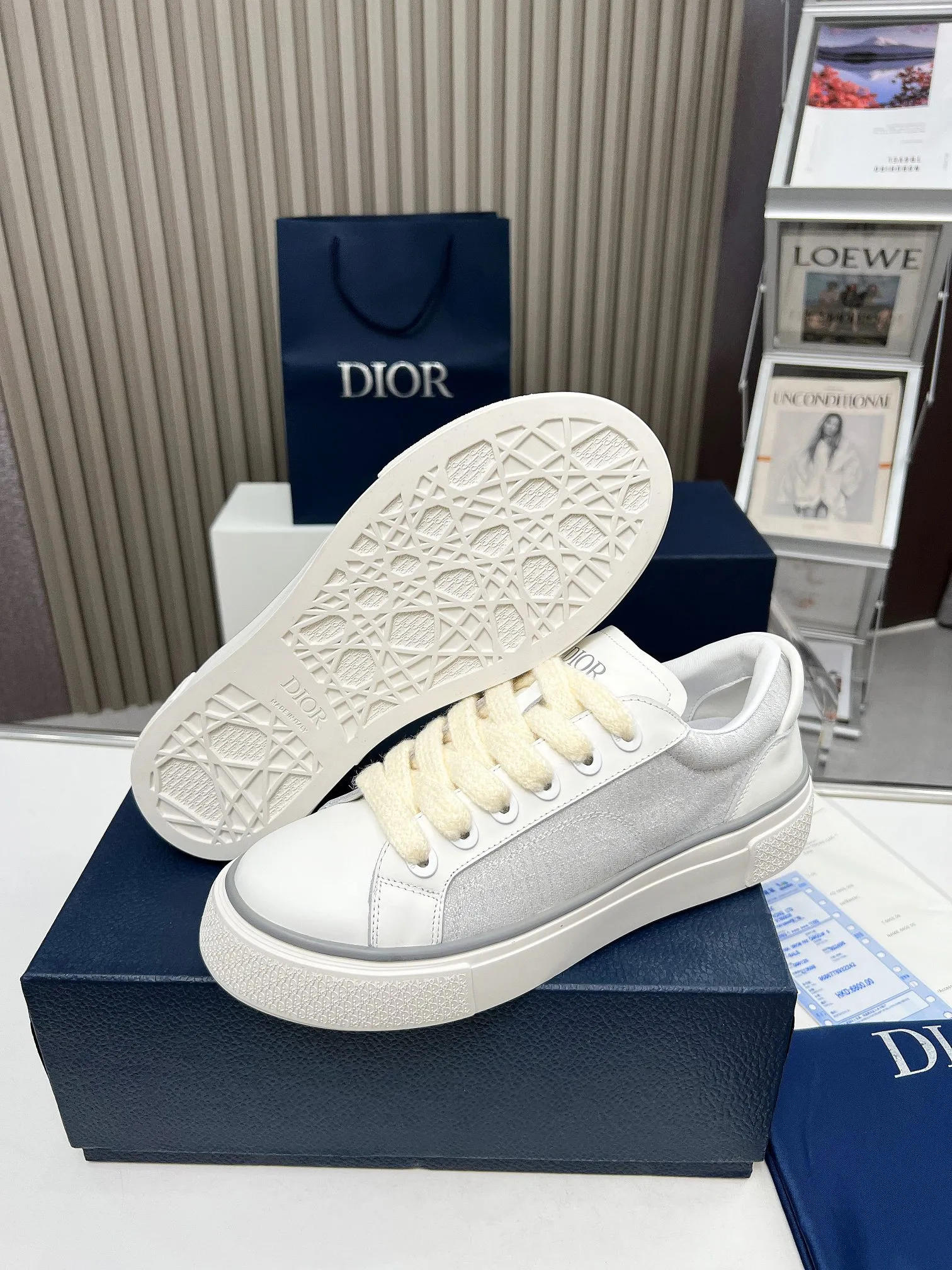 👟👟Ex-factory price 560👟👟 Embroidery +20, DIOR Dior B33 couple's casual shoes - black embroidered model 2024 spring new style, a new interpretation of the classic tennis shoes, the fashionable silhouette highlights the heavy texture, carefully made of black silk matte cowhide, decorated with three-dimensional embroidered Oblique print panels of the same color, and decorated with Dior It's distinguished by a padded tongue with an embossed logo, wide black mohair laces and tonal brass eyelets with a matte finish. The solid black Oblique print-effect rubber sole is decorated with a contrasting Dior 30 Avenue Montaigne logo on the back to enhance the style and add a fashionable touch to the casual look. Size: Women's 35-40 (34, 41 customized, non-refundable) Men's 39-45 (38, 46 customized, non-refundable)
